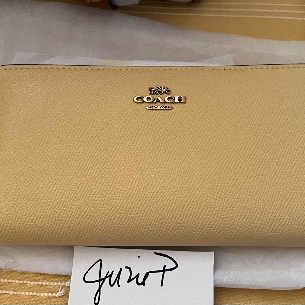 NWT COACH ACCORDION ZIP WALLET - VANILLA